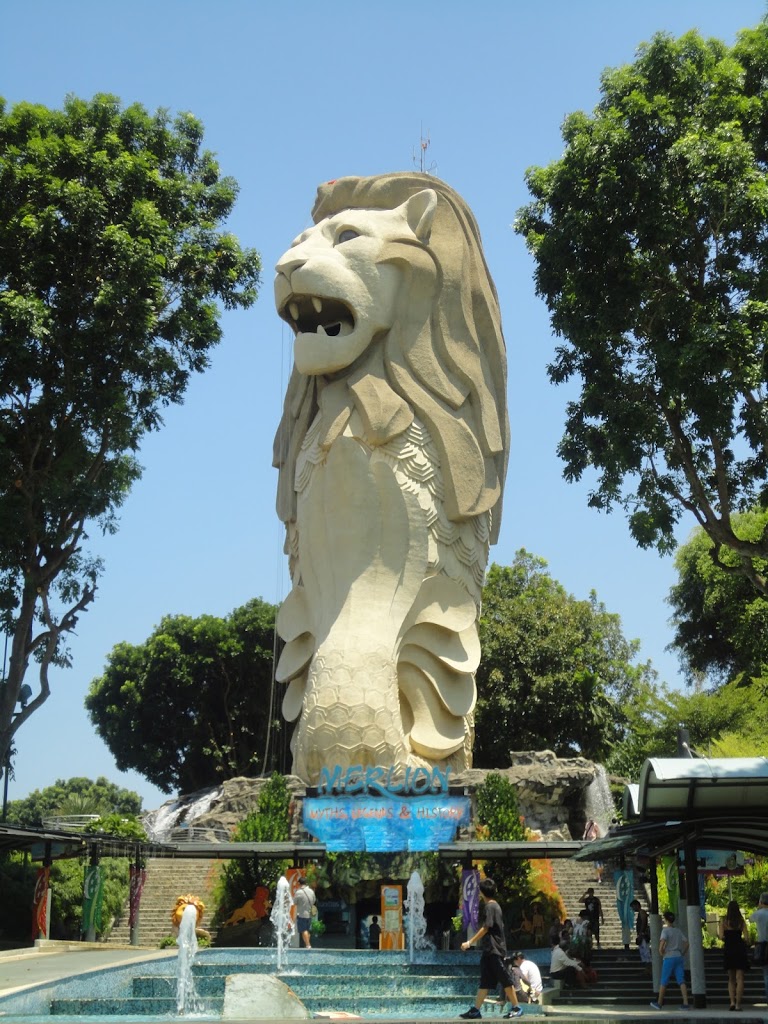 聖淘沙島內的頭頂長天線的魚尾獅