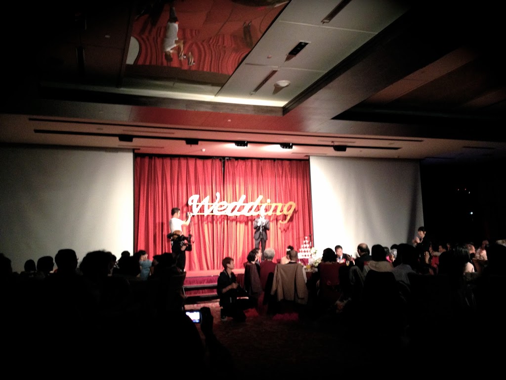 第一次婚禮現場。雖然較正式，但超high