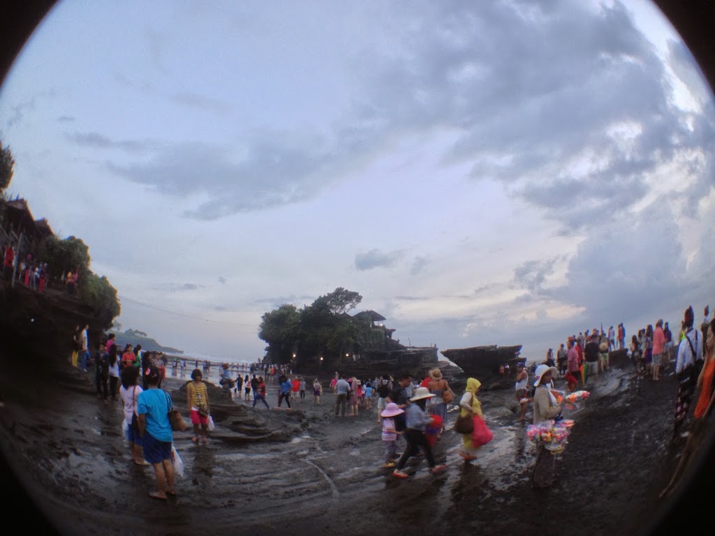 海神廟人山人海。從烏布到海神廟的距離就建議一定要包車。