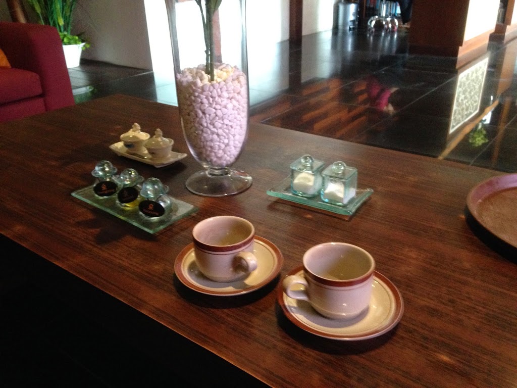 做 SPA 前喝點茶,順便選好療程中所使用的乳液(還是精油之類的)口味。