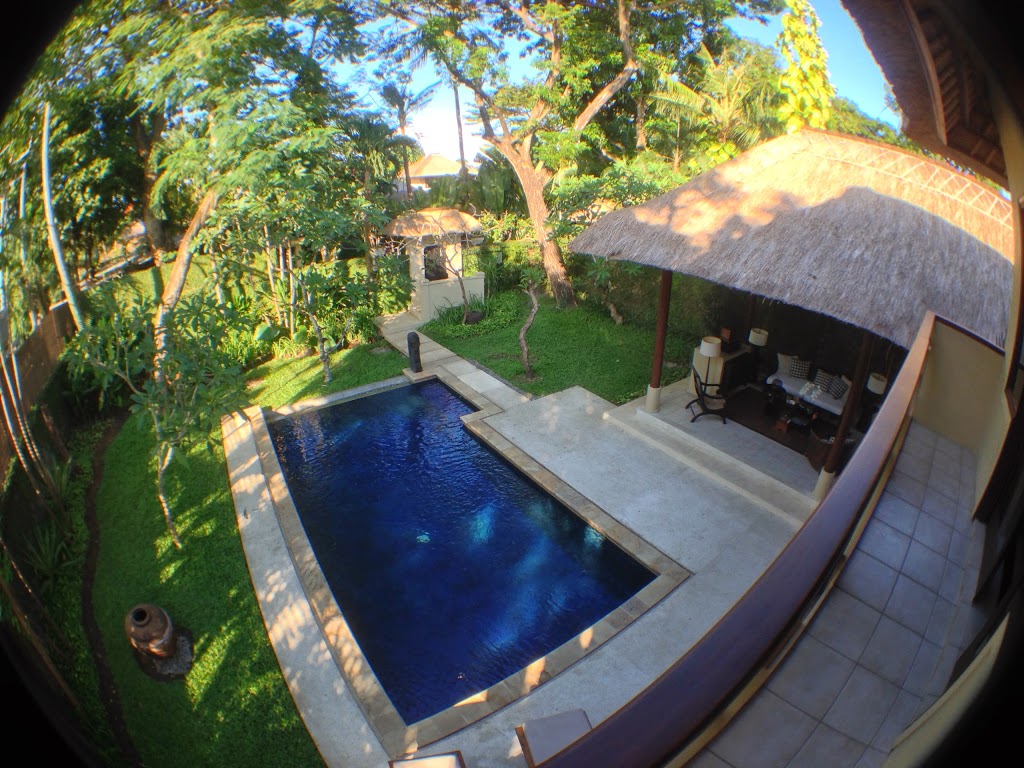 看到那泳池了沒有?沒游 400 米不是男人(40趟)