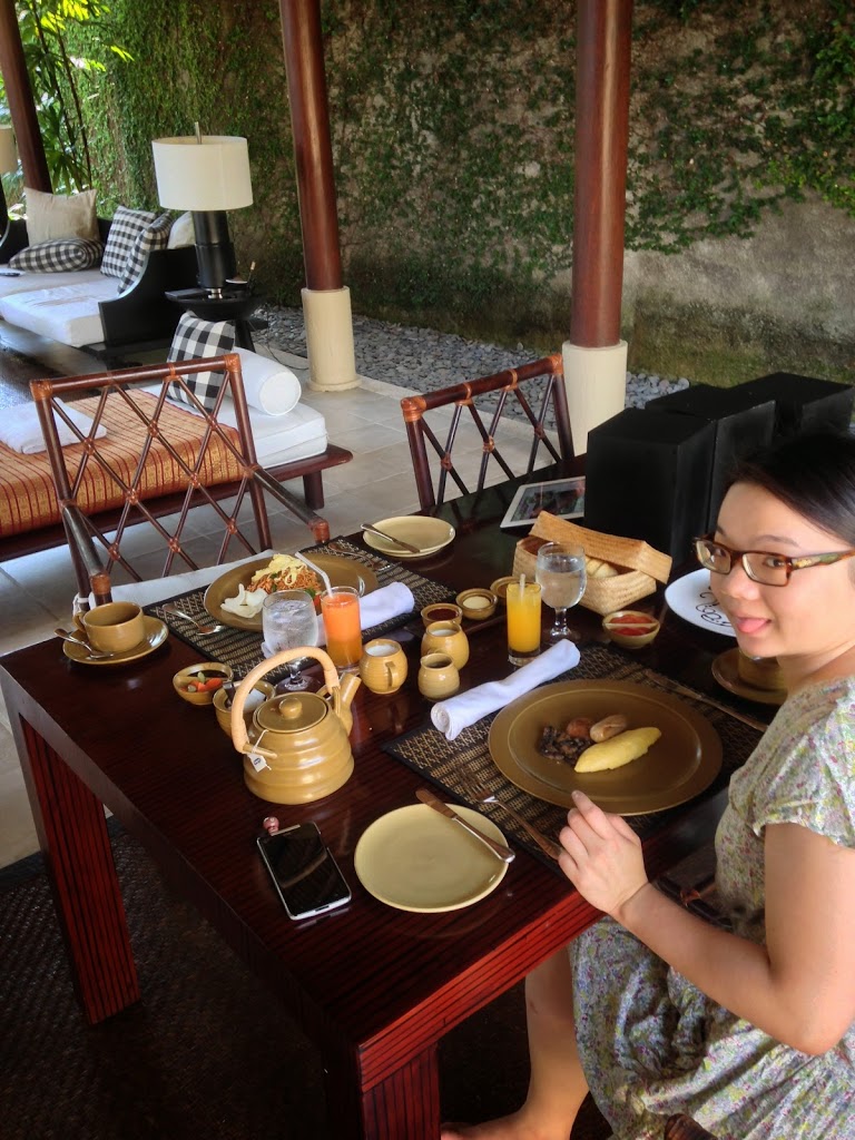 肉桂崗薩的早餐,罐子大大小小的一堆。與本節無關