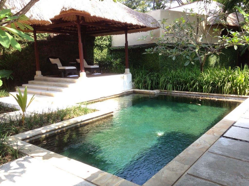 這應該是腳部按摩進行的地方吧。前方是泳池,不是水池。按太爽直接跳下去是可行的(大心)