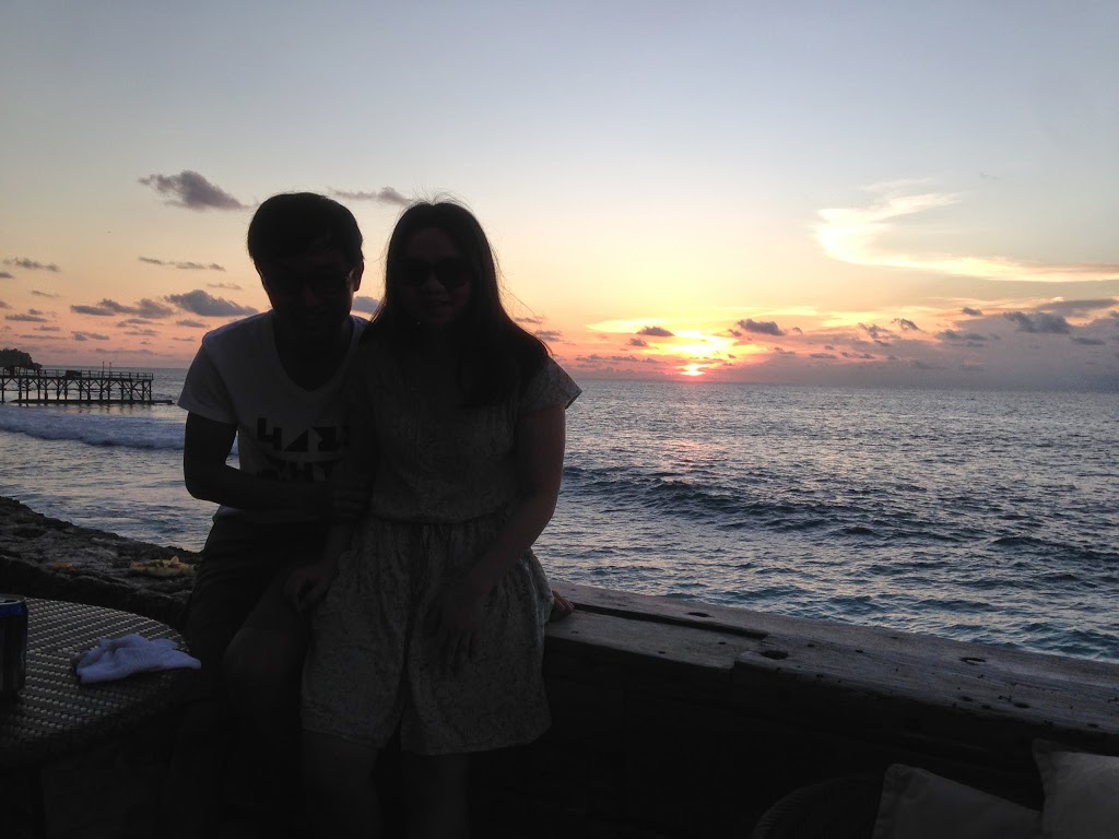 找不到跟交通有關的照片,只好放個在金巴蘭 Rock bar 請老外幫我們拍的照片。看,這夕陽拍得多好!